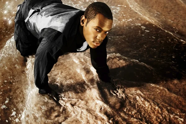 Молодой человек в костюме с водой — стоковое фото