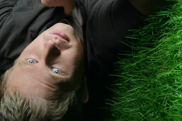 Blonder Typ auf Gras — Stockfoto