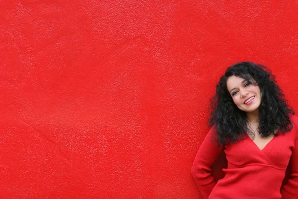 빨간 벽에 빨강을 착용 하는 여자 — 스톡 사진