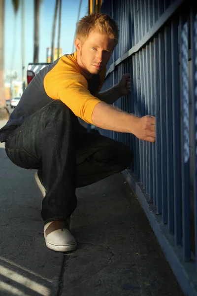 フェンスで金髪の男 — ストック写真