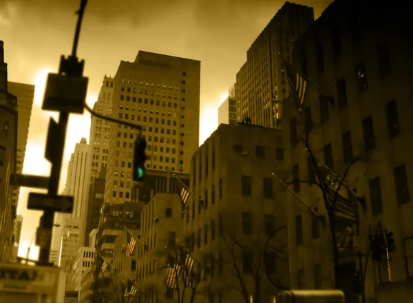 Stad bij zonsondergang voor storm — Stockfoto