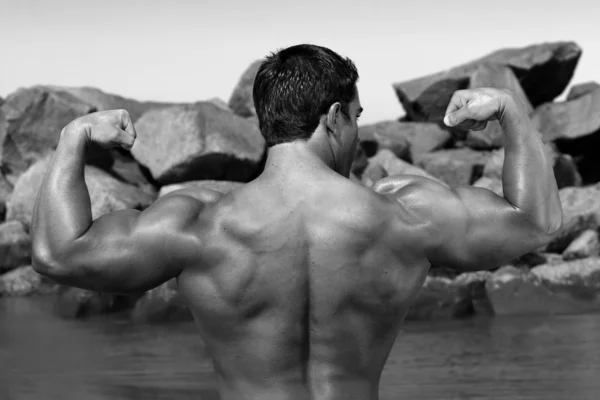 Bodybuilder beugt sich dem Rücken — Stockfoto