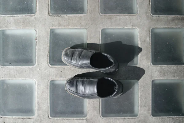 Schuhe auf dem Bürgersteig — Stockfoto