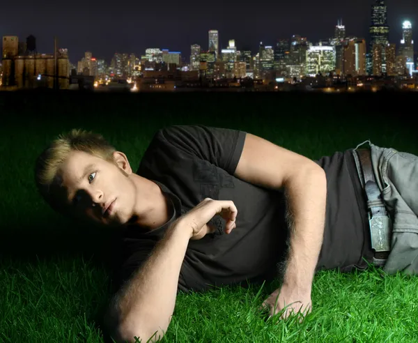 Genç adam çim döşeme — Stok fotoğraf