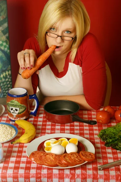 Jovem mulher comendo uma cenoura — Fotografia de Stock