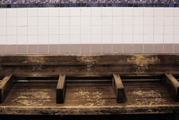 Tom tunnelbana bänk — Stockfoto