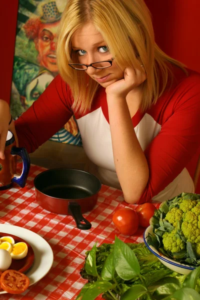 Mujer joven con comida — Foto de Stock