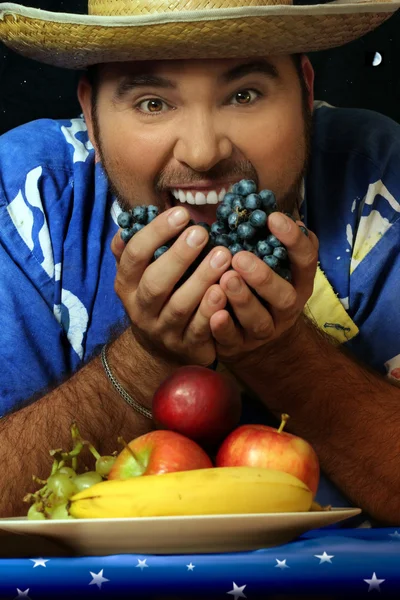 Людина з фруктами — стокове фото