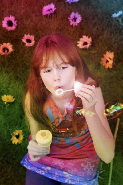 Malá holka fouká bubliny — Stock fotografie
