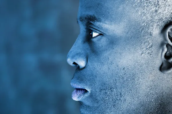 Профиль синего тонированного человека — стоковое фото