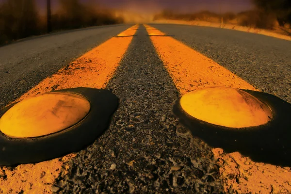 Жовті лінії на дорозі — стокове фото