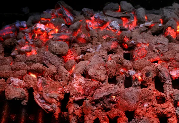 Carvões em chamas na grelha — Fotografia de Stock