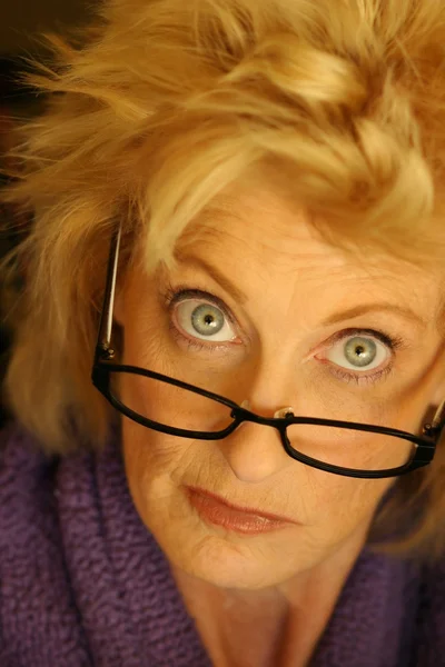 Пожилая женщина в очках — стоковое фото