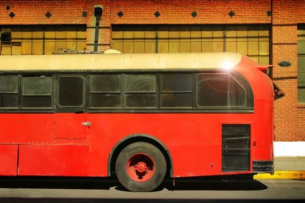 Büyük kırmızı otobüs altın yaz ışık — Stok fotoğraf