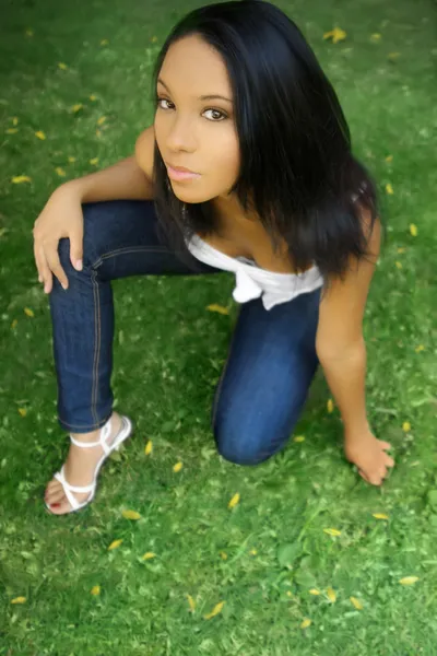 Ung kvinnlig modell på gräs — Stockfoto