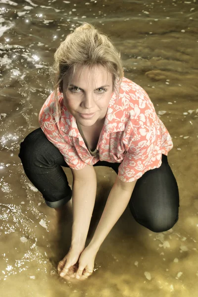 물에 귀여운 모델 — 스톡 사진