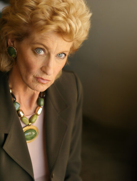 пожилая деловая женщина с жестким отношением
