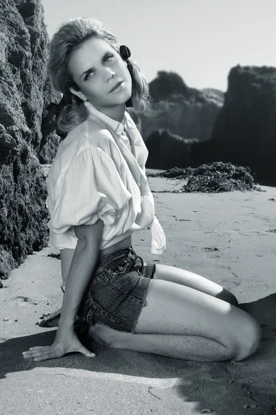 Model, na skalnaté pláži — Stock fotografie