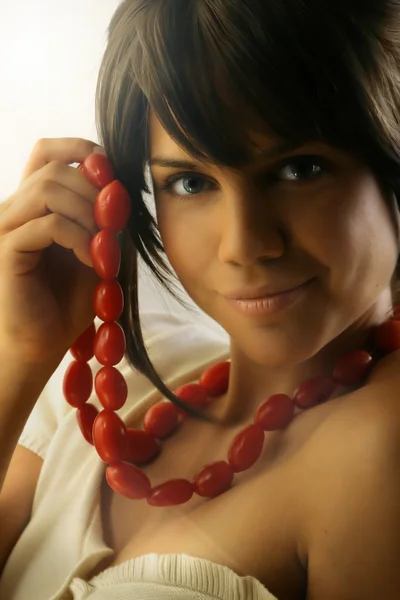 トマトのネックレスを持つ女性のクローズ アップ — ストック写真