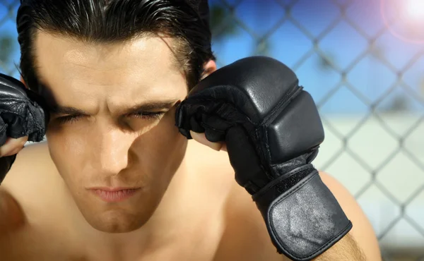 Ung man i boxningshandskar — Stockfoto