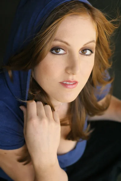 Jovem modelo feminino em capuz azul — Fotografia de Stock