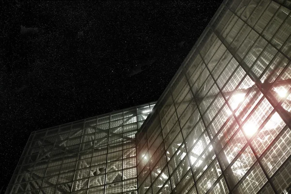 Vidro moderno à noite — Fotografia de Stock