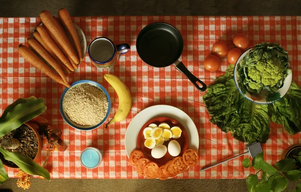 음식과 체크 무늬 천으로 테이블 세트 — 스톡 사진