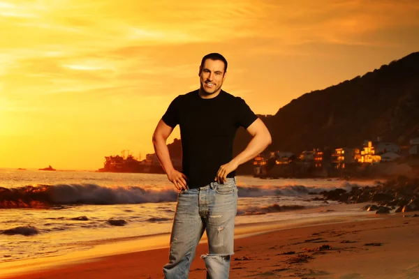 Человек на пляже — стоковое фото