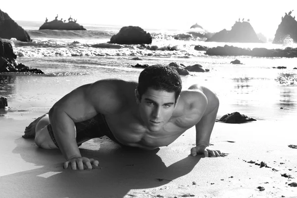 Sexy man op strand — Stockfoto