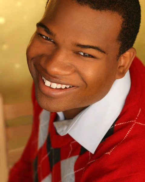 Mladý muž s úsměvem — Stock fotografie