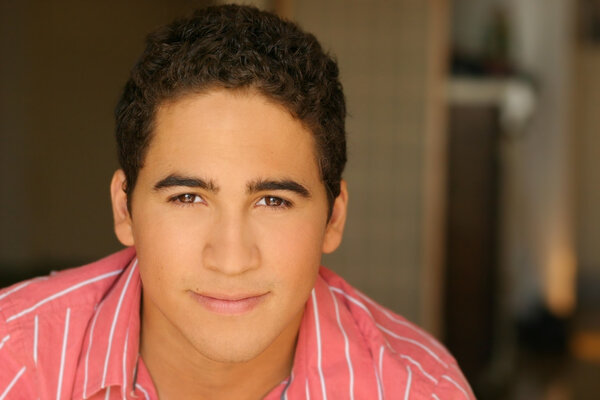 Молодой человек смотрит
