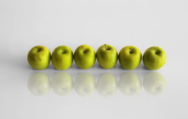 Raden av äpplen — Stockfoto