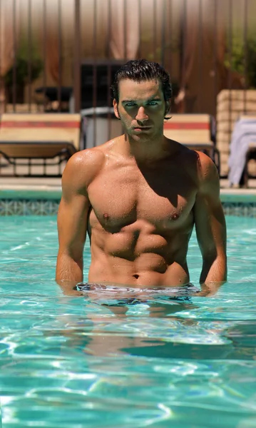 Homem na piscina — Fotografia de Stock