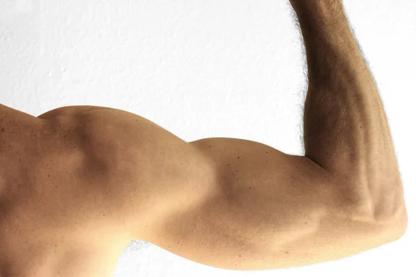 Mężczyzna biceps ramię — Zdjęcie stockowe