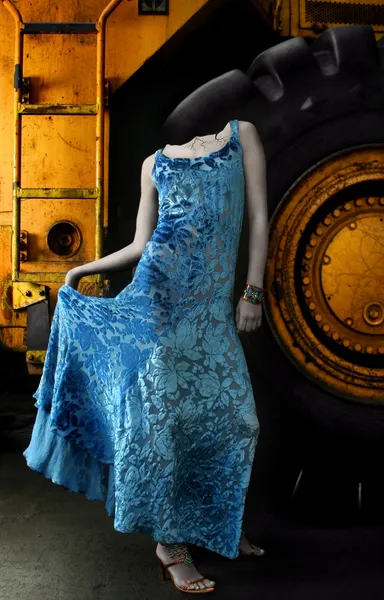 Rzeźba kobiety w niebieska sukienka — Zdjęcie stockowe
