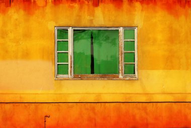 Sarı duvarda yeşil pencere
