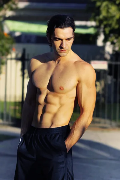 Erkek fitness modelini açık havada — Stok fotoğraf