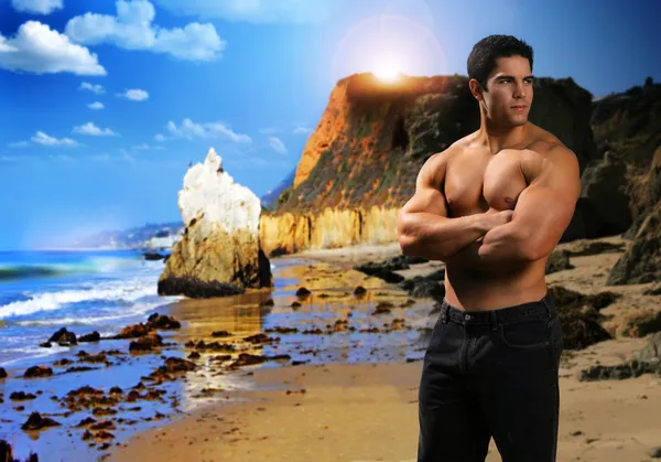Uomo muscolare in spiaggia — Foto Stock