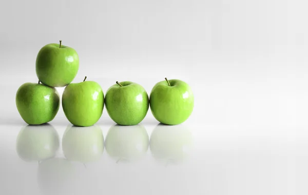 Apples in a line — Stock Photo, Image