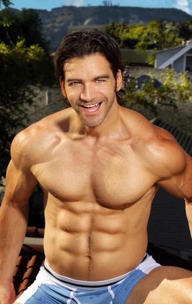 Glücklicher muskulöser Mann ohne Hemd — Stockfoto