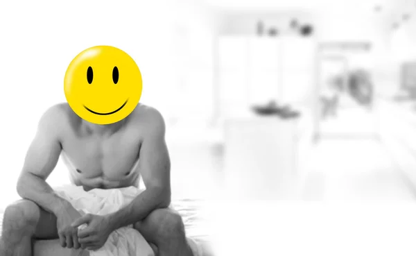 Gelbes glückliches Gesicht ohne Hemd männlich — Stockfoto