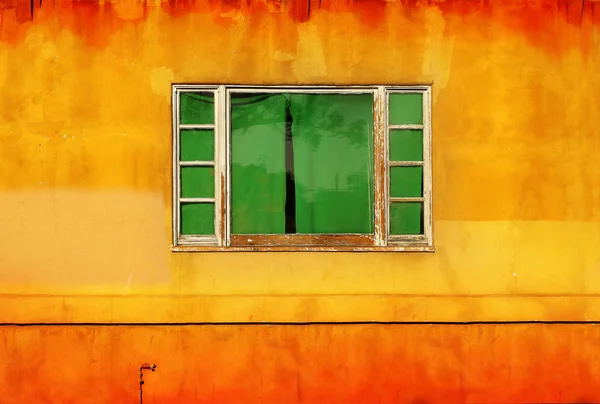 Gröna fönster på gula väggen — Stockfoto