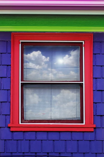 Fenêtre colorée extérieure — Photo
