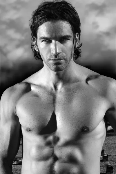Krásný shirtless svalové mužský model — Stock fotografie