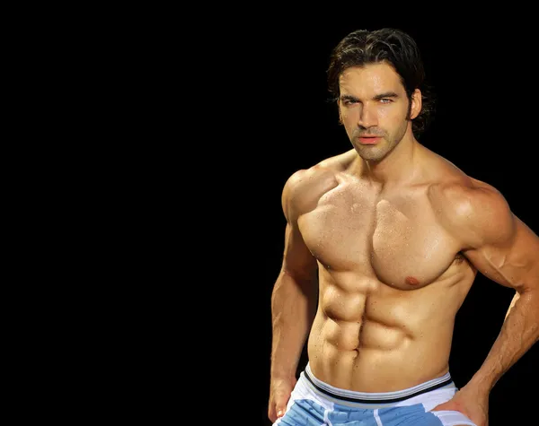 Modelo de fitness masculino em fundo preto — Fotografia de Stock