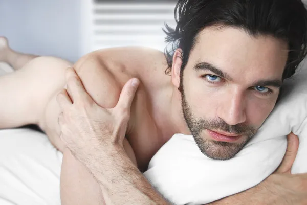 Sexy man in bed — Stockfoto