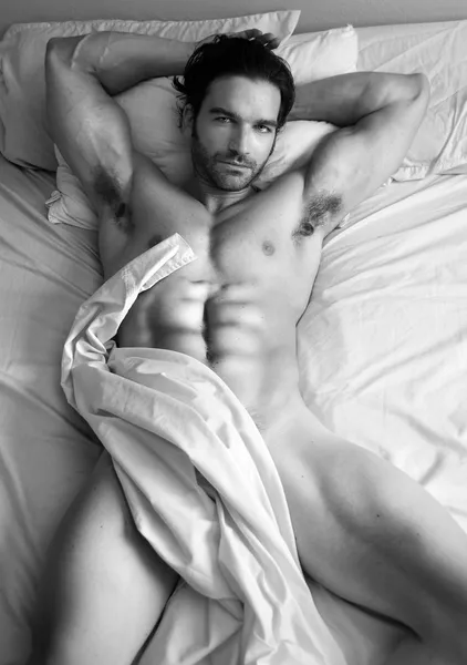 Nahý muž v posteli — Stock fotografie
