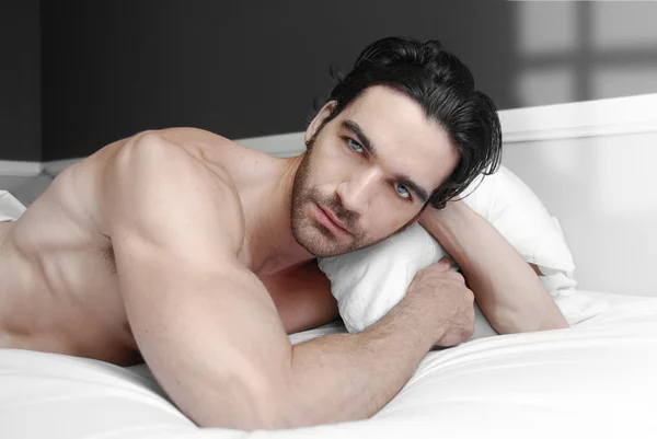 Modelo masculino na cama — Fotografia de Stock