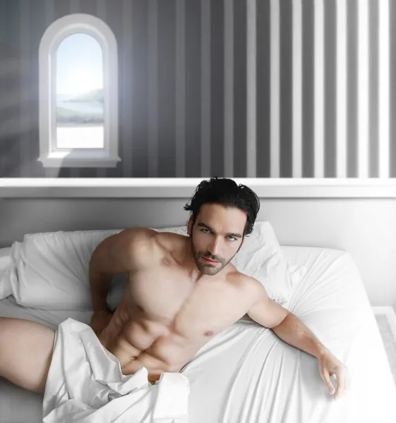 Männliches Modell im Schlafzimmer — Stockfoto
