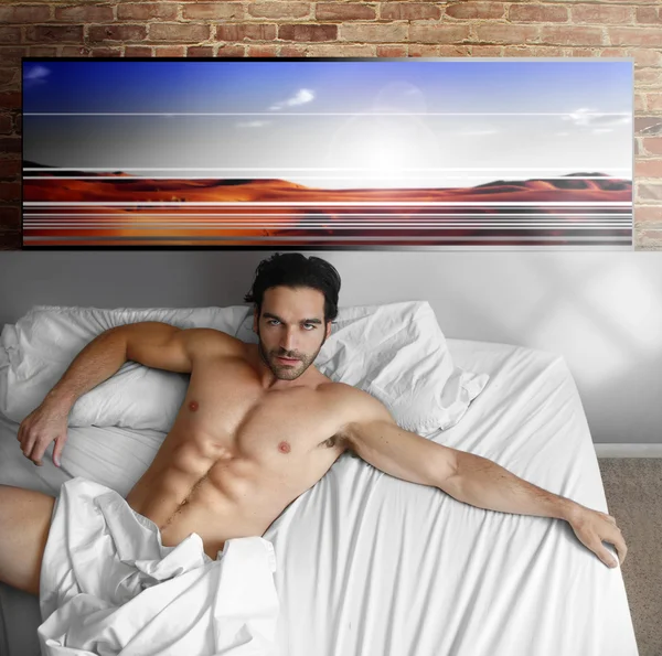 Cooler Kerl im Bett — Stockfoto